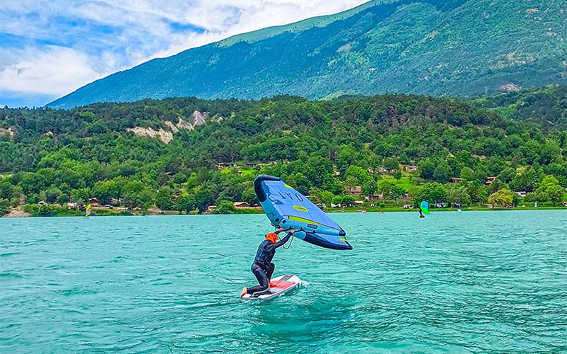cours-wing-3h-hurakan-2 homme en cours de wingfoil au lac du Monteynard